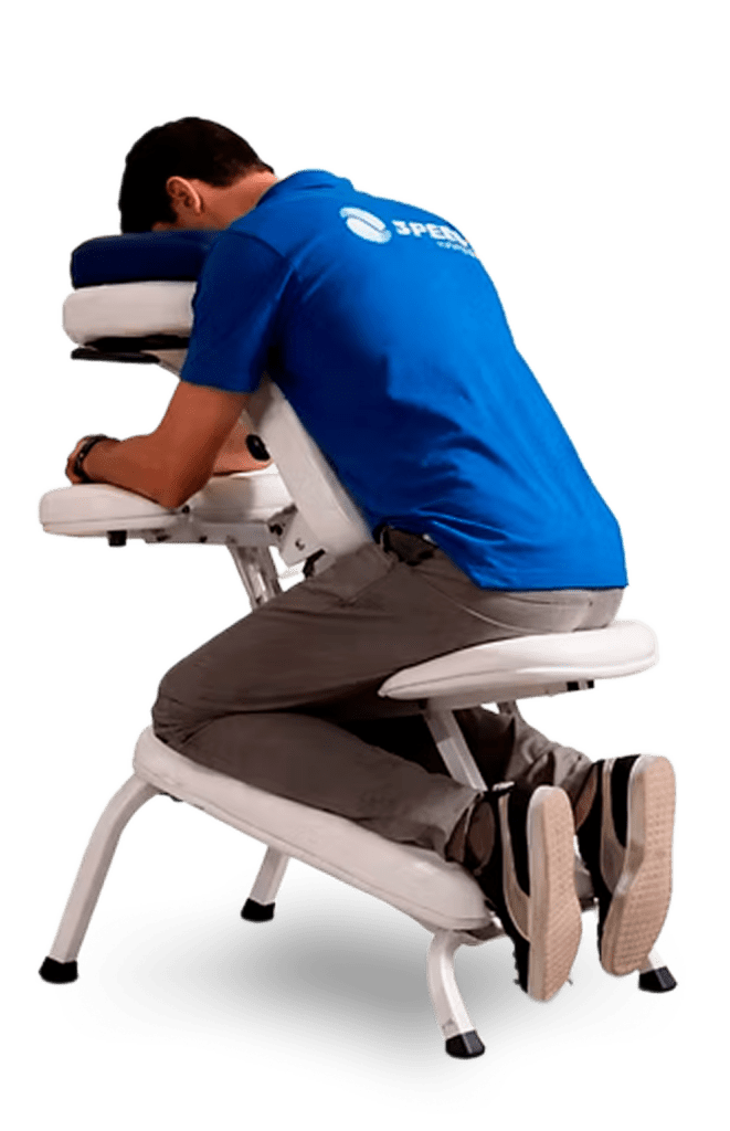 Paciente em recuperação de vitrectomia usando cadeira face down ergonômica